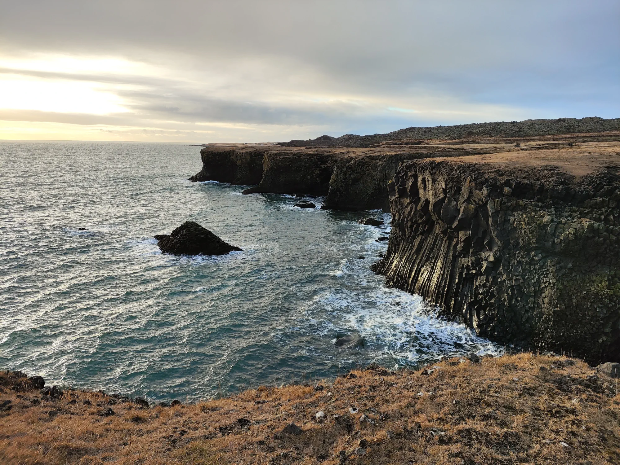 Surowe klify nad oceanem na Islandii – krajobraz podczas podróży po Islandii