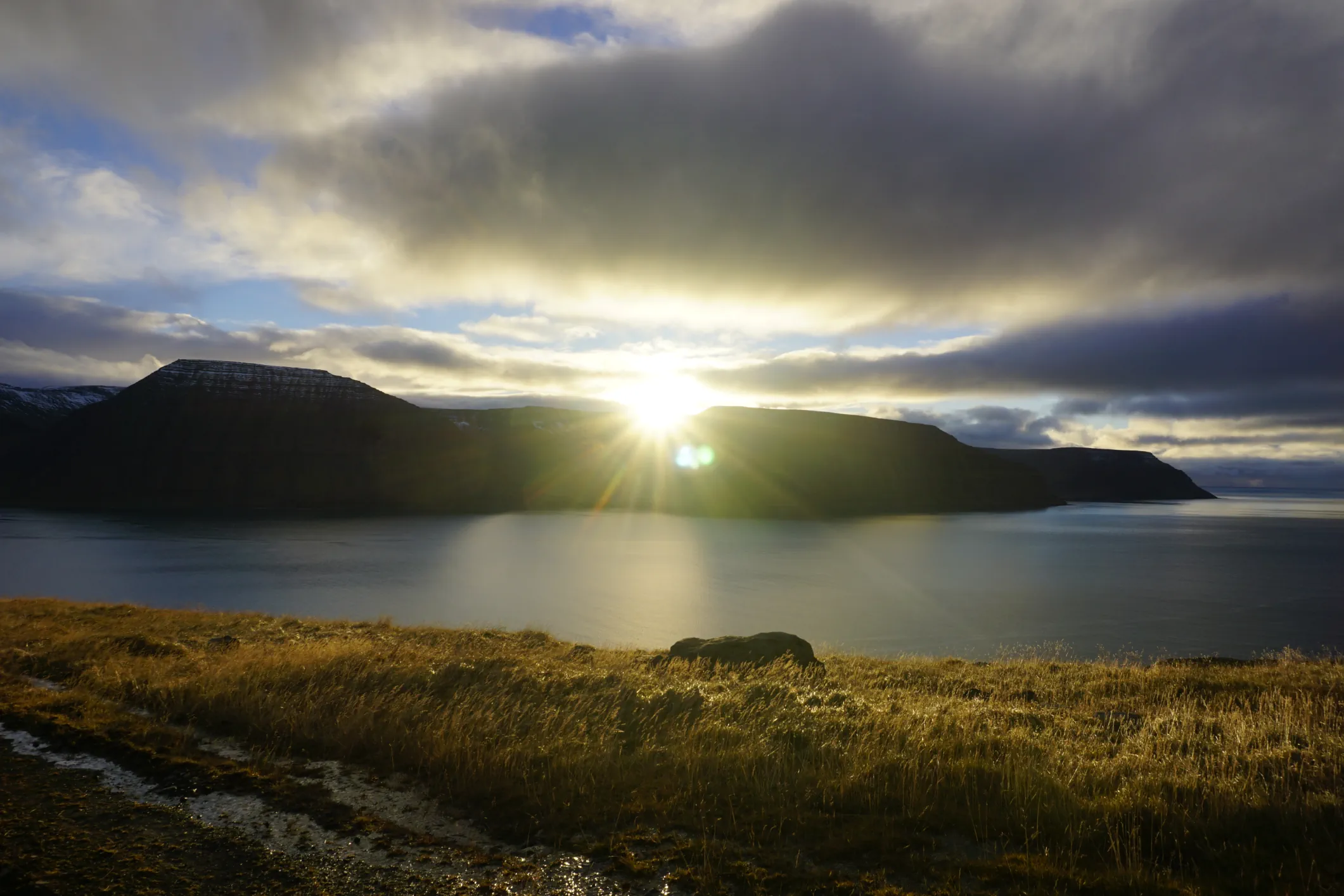 Zachód słońca nad fiordem na Islandii – widok podczas podróży krajobrazowej