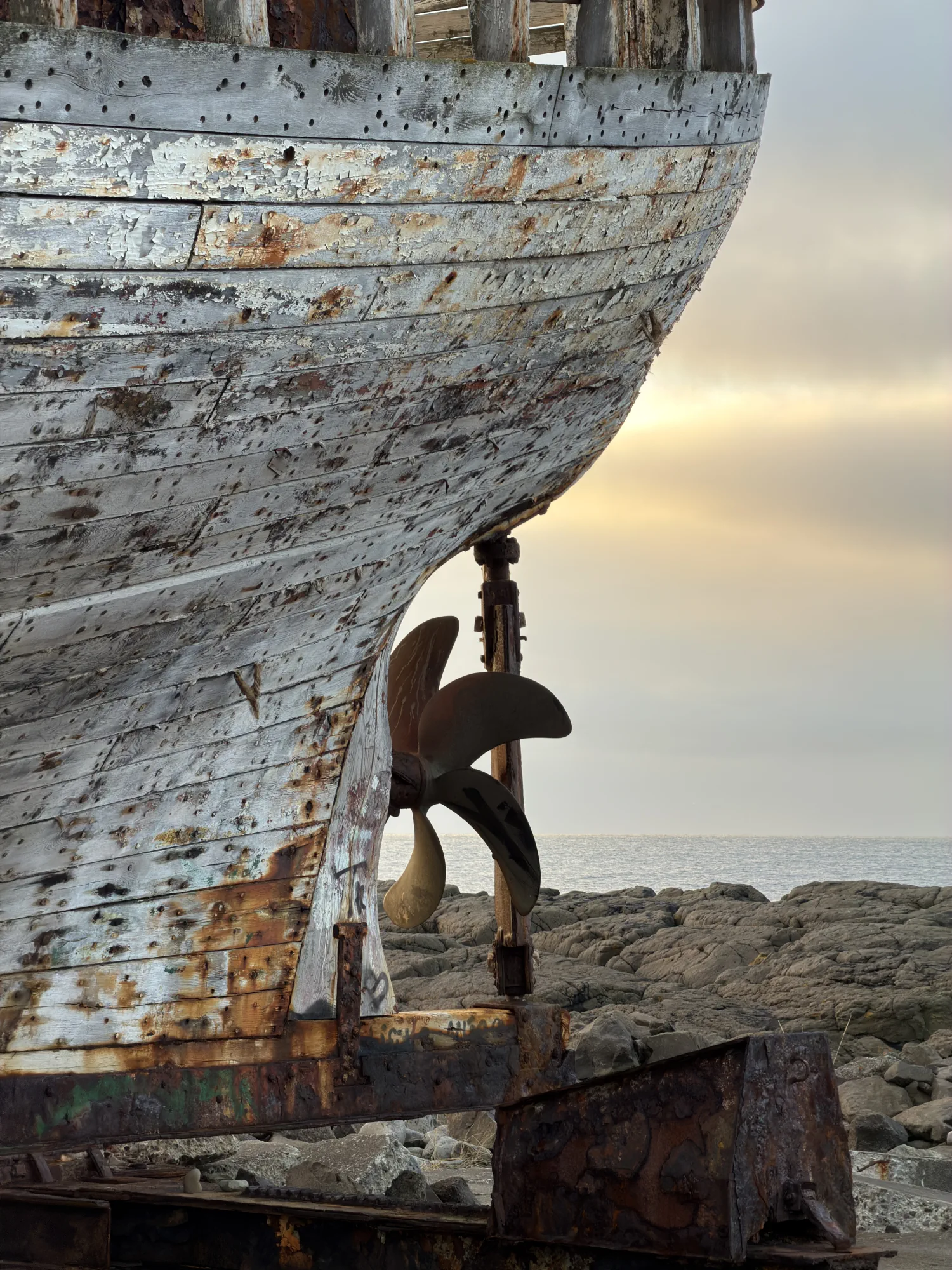 Stary wrak łodzi na Islandii – surowy klimat i historia wyspy