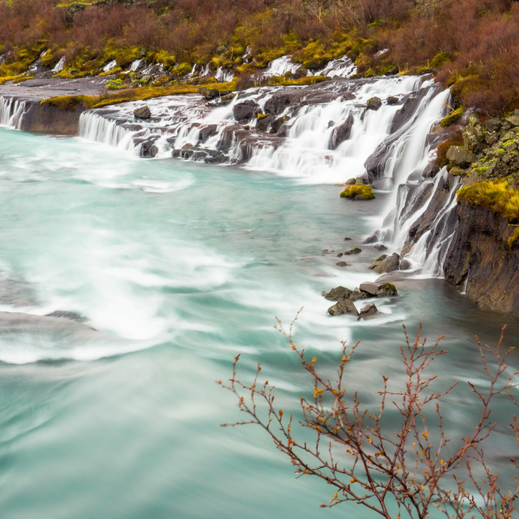 Kaskadowy wodospad na Islandii – naturalna atrakcja podczas wyjazdu turystycznego
