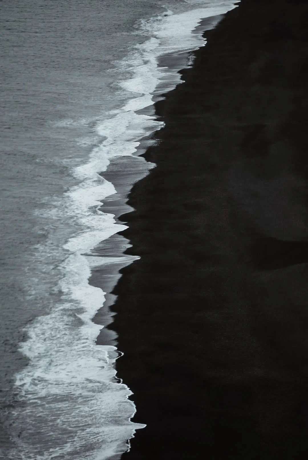 Czarna wulkaniczna plaża na Islandii – unikalny krajobraz podczas podróży