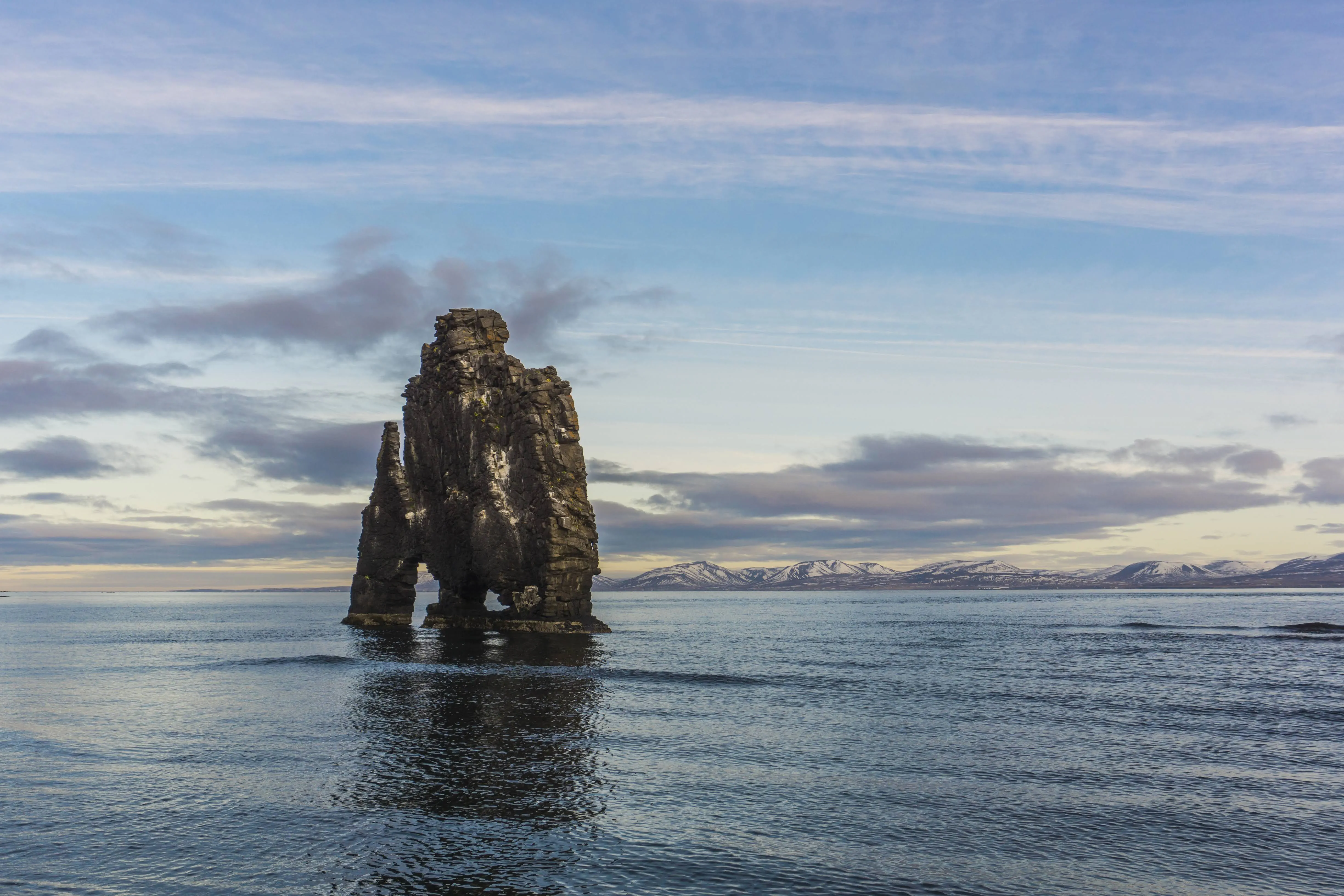 Skalna formacja w oceanie na Islandii – dzika przyroda podczas podróży