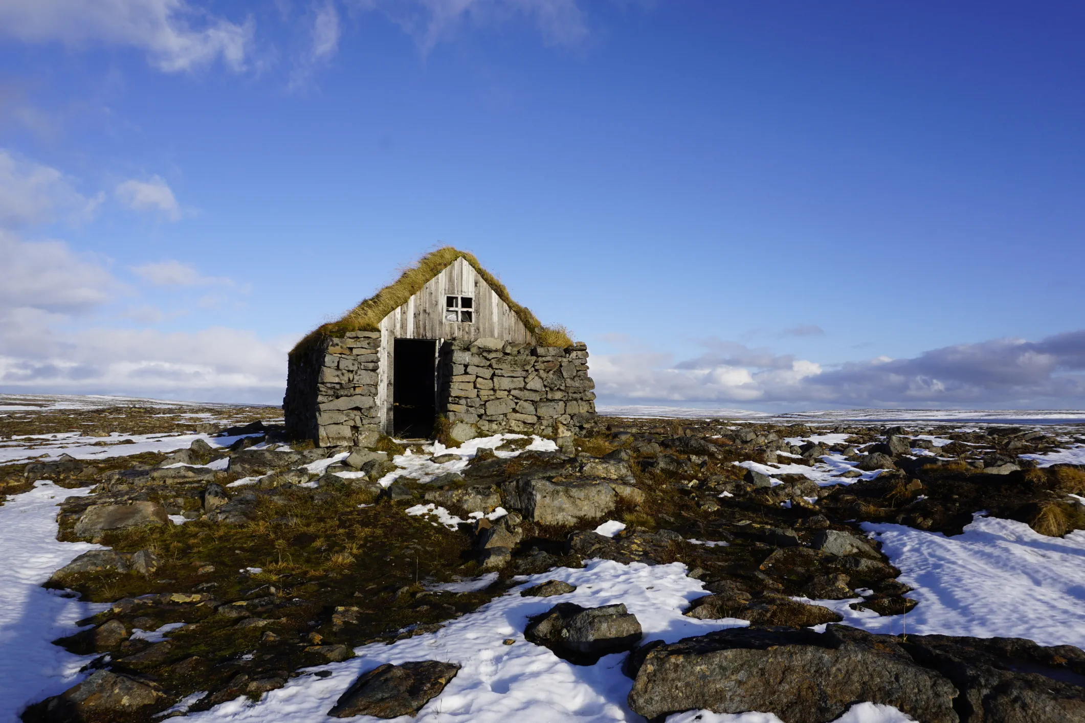 Tradycyjna kamienna chatka na Islandii – lokalna architektura podczas wyjazdu