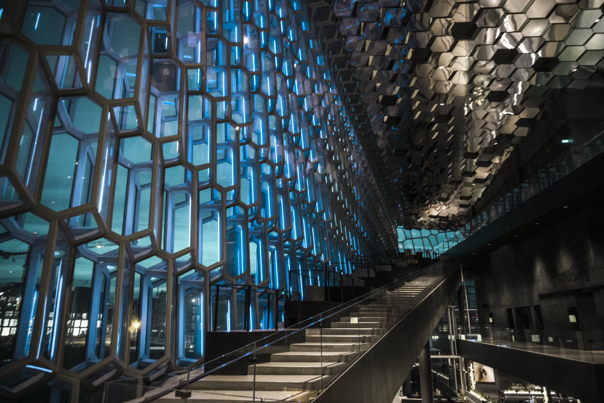 Nowoczesna architektura na Islandii – wnętrze budynku podczas wyjazdu turystycznego