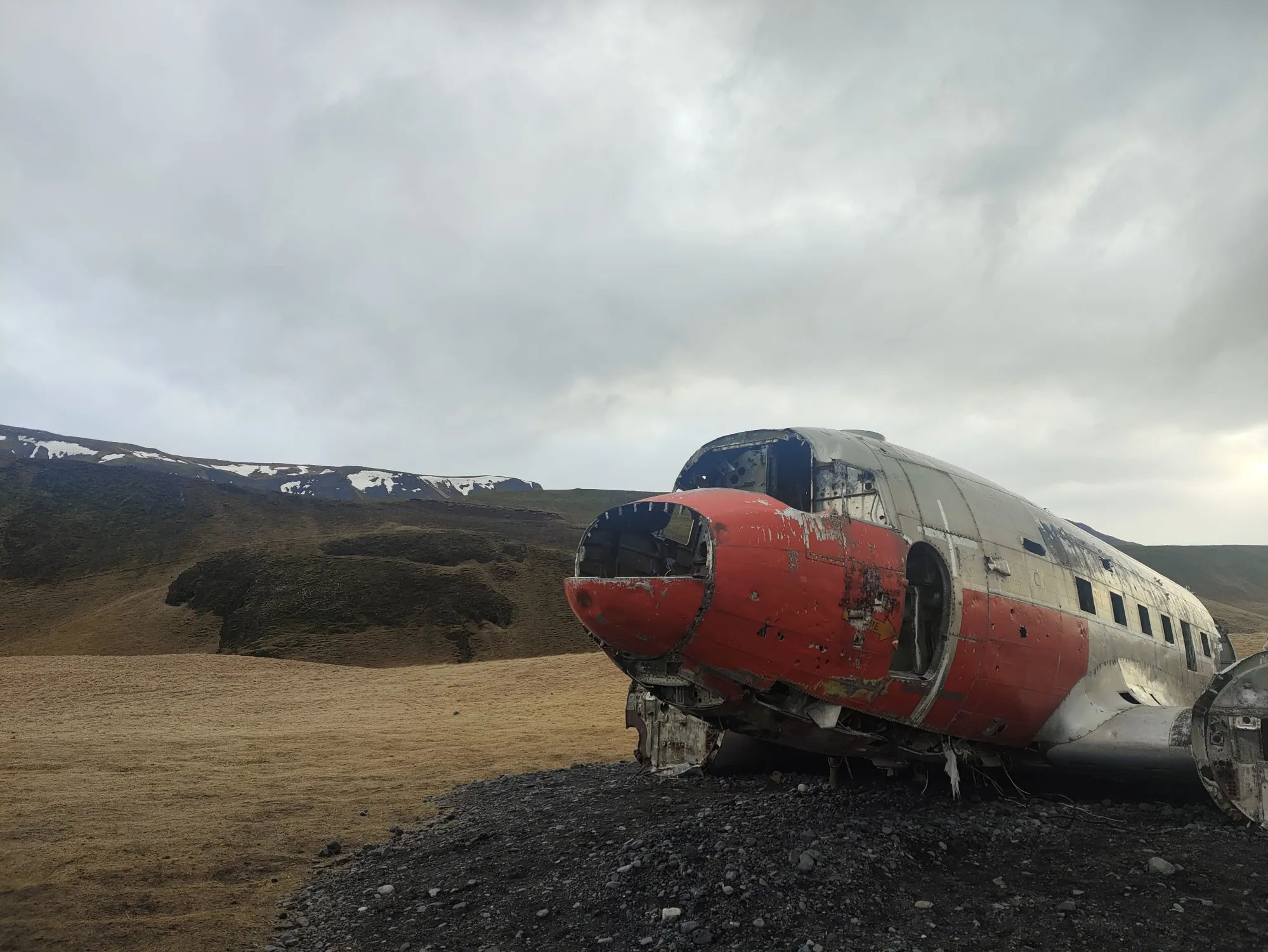 Wrak samolotu DC-3 na Islandii – popularna atrakcja podczas wyjazdów turystycznych