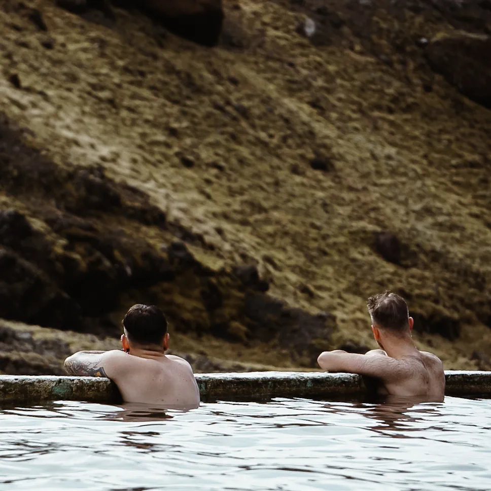 Relaks w naturalnych gorących źródłach na Islandii podczas wyjazdu turystycznego