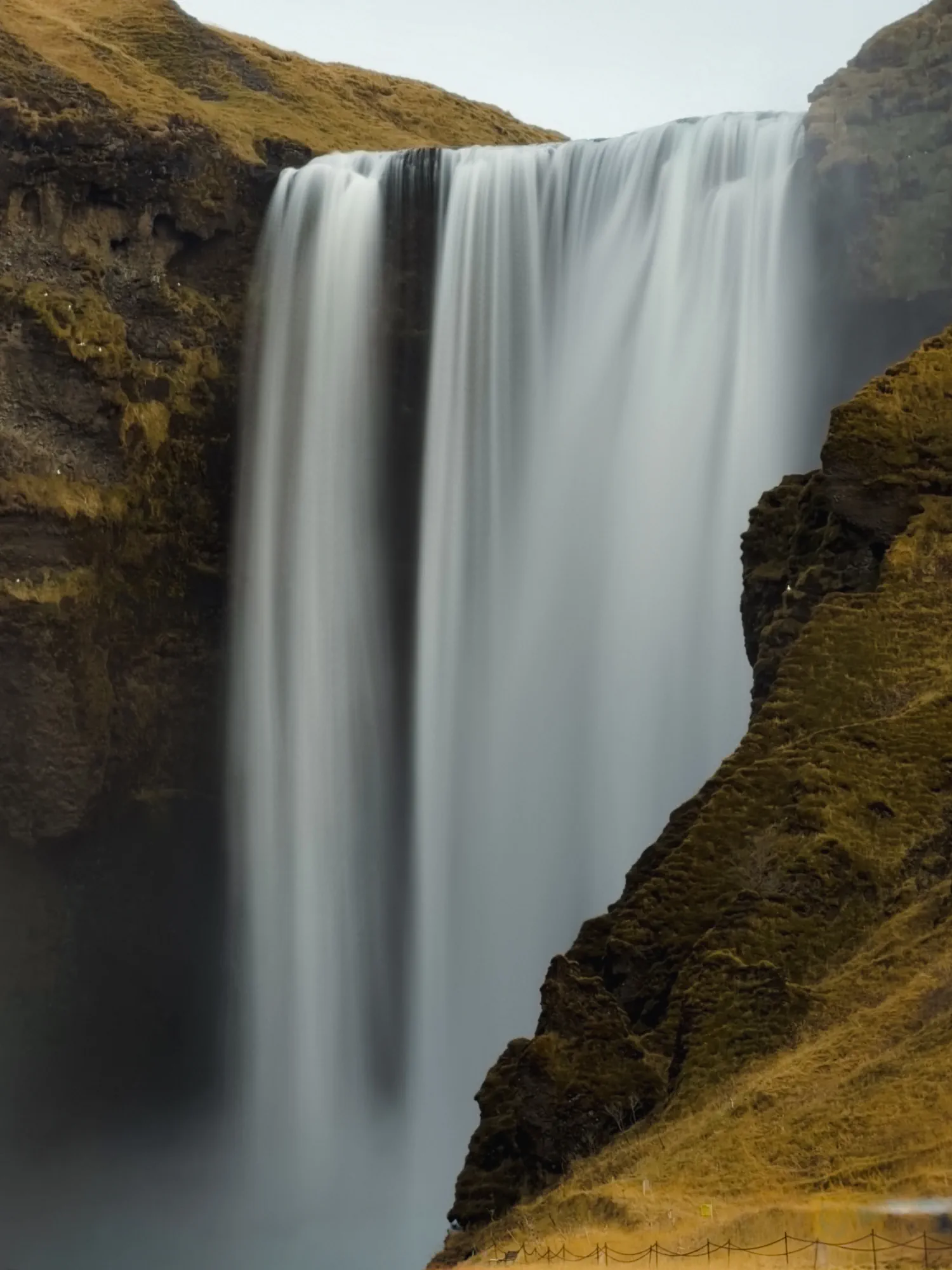 Potężny wodospad na Islandii spadający z klifu – symbol islandzkiej natury