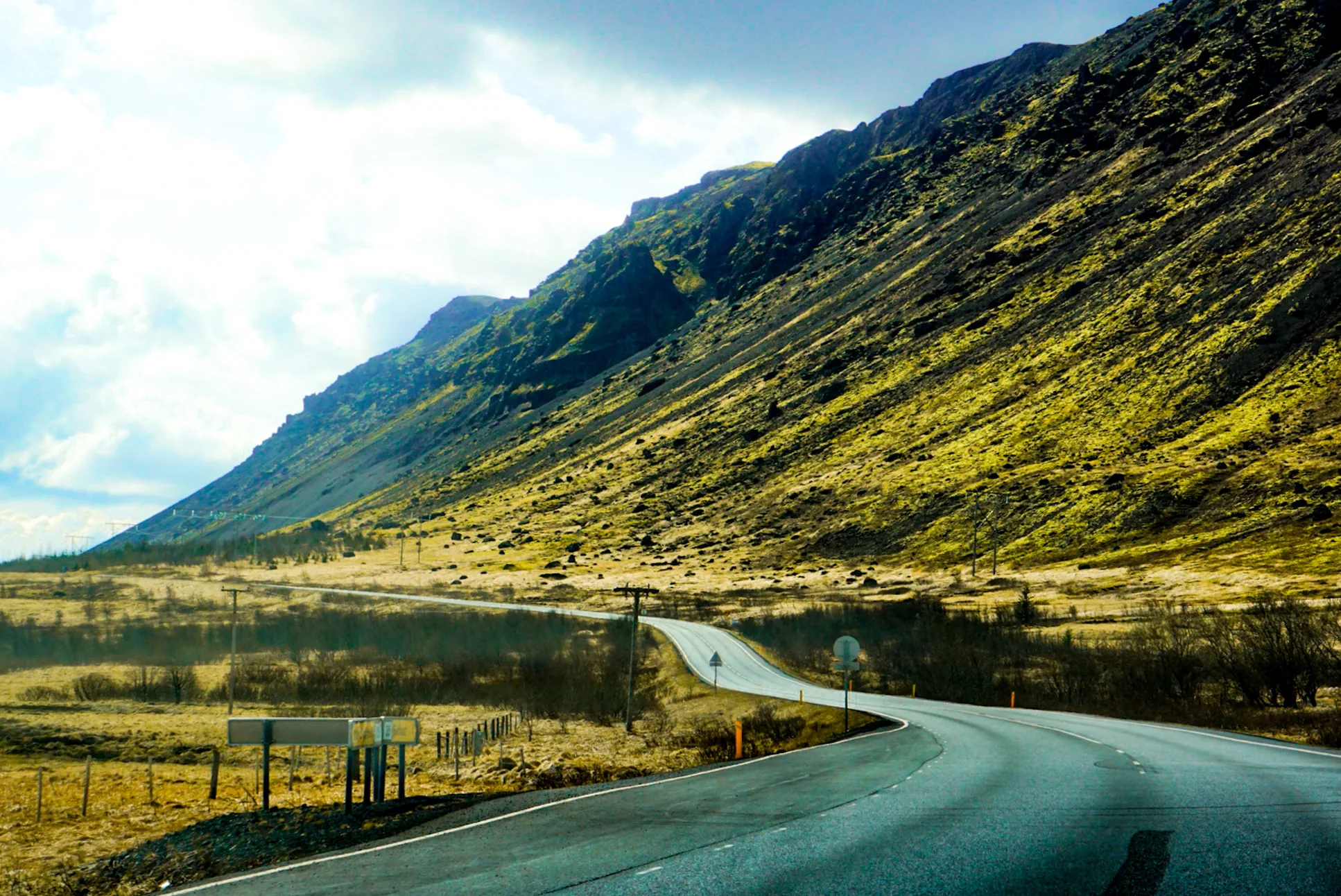 Objazdowa wycieczka po Islandii – podróż samochodem przez górski krajobraz